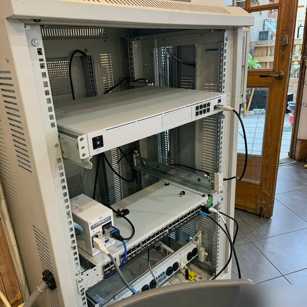 05-udm-pro-rack.png